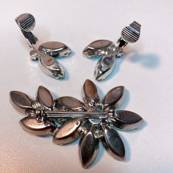 Vintage Set of Icy Blue Faceted Crystal Clip on Earrings & Brooch Pin - Picture 4 of 5